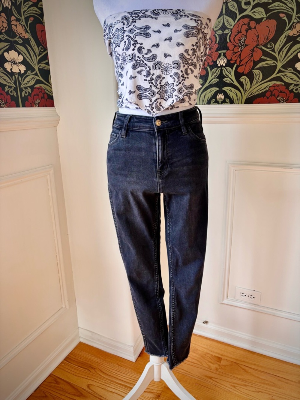 Stonefield Dark Wash Cropped Straight Jeans Raw Hem Side Slit Rivet Detail